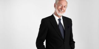 Senior Anzug fröhlich