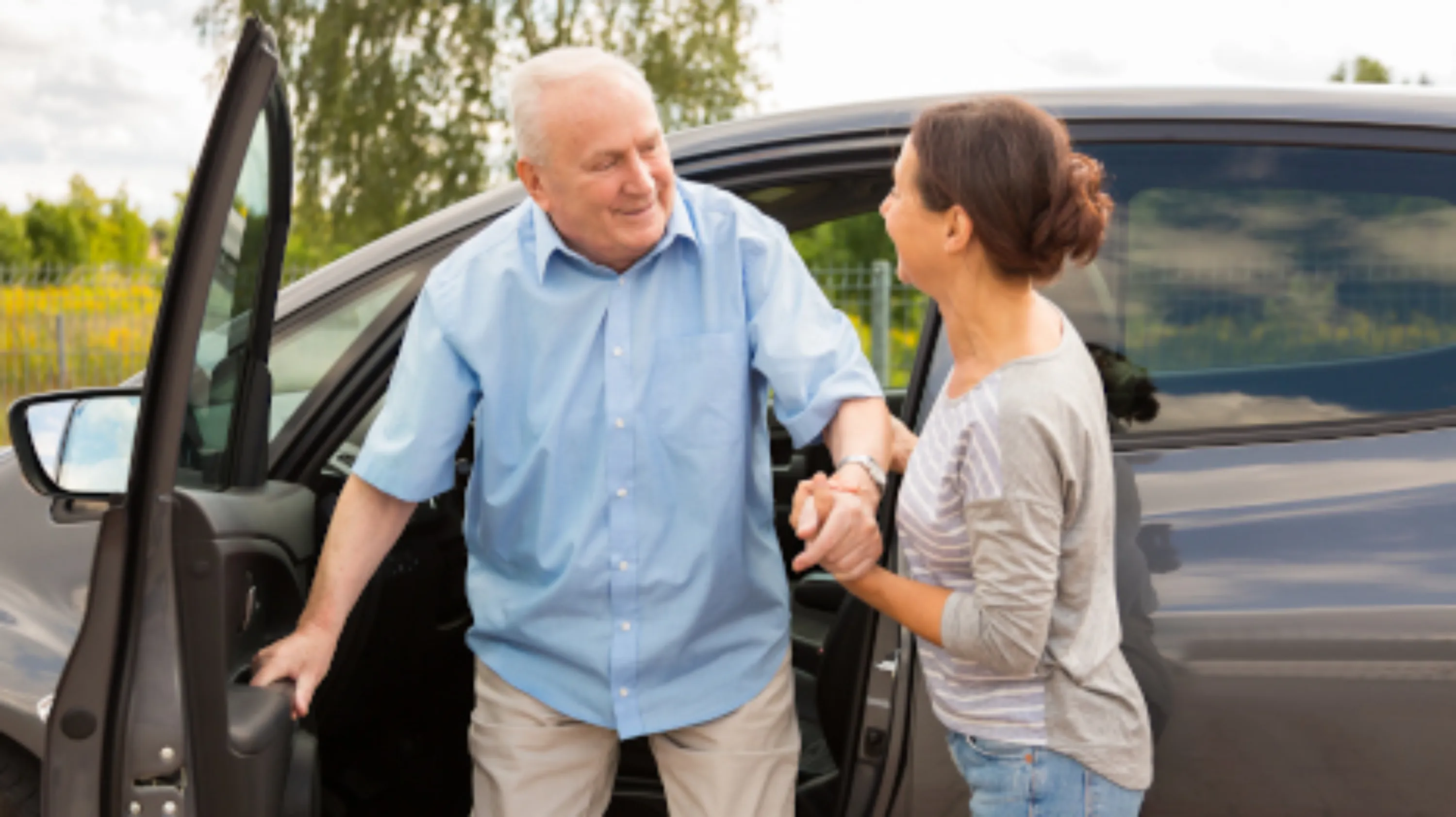 Ein älterer Mann nutzt den Fahrdienst Mobilplus von Pro Senectute Schaffhausen.