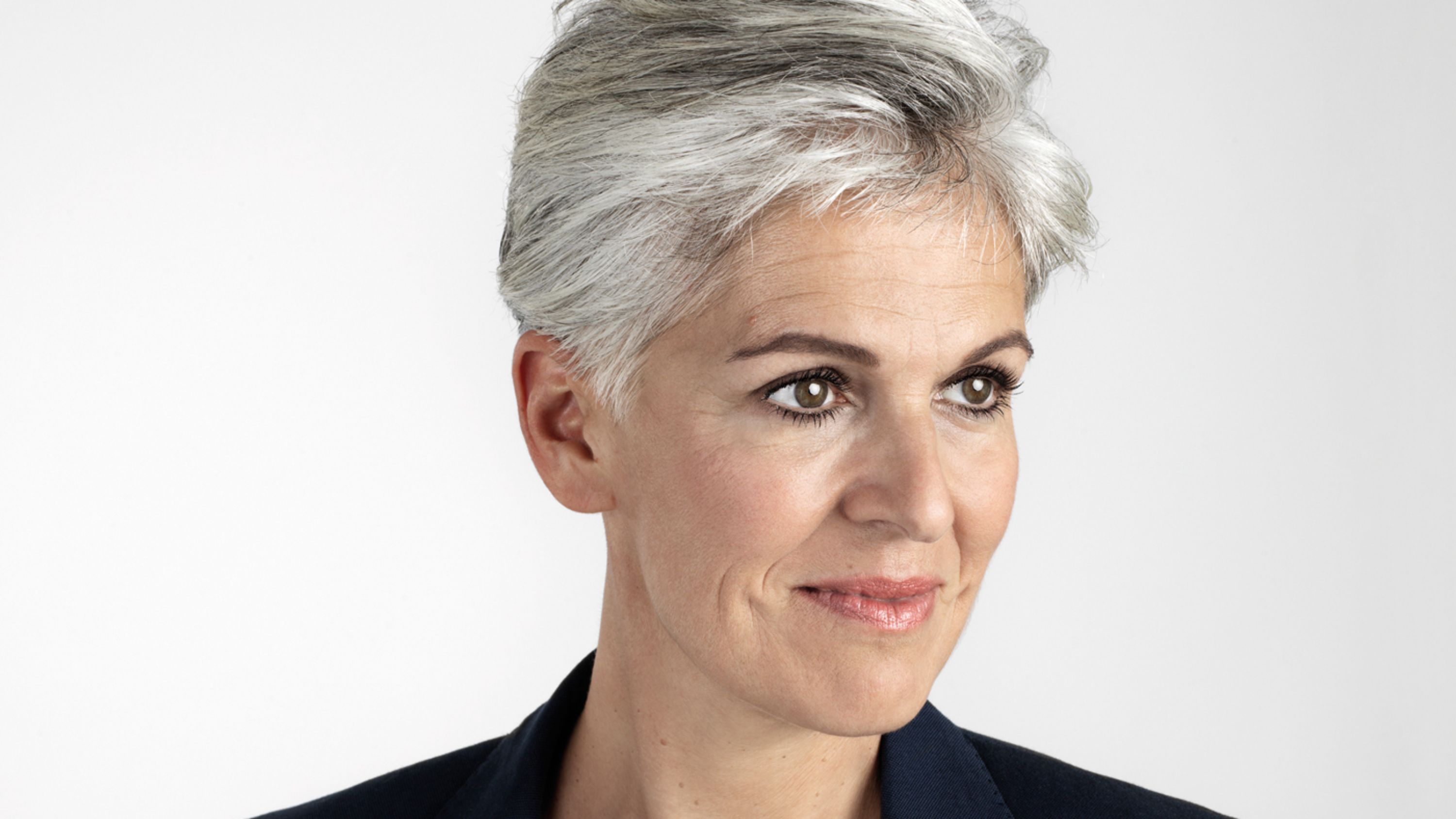 Una donna appena entrata nella terza età guarda con gioia alla sua vita futura