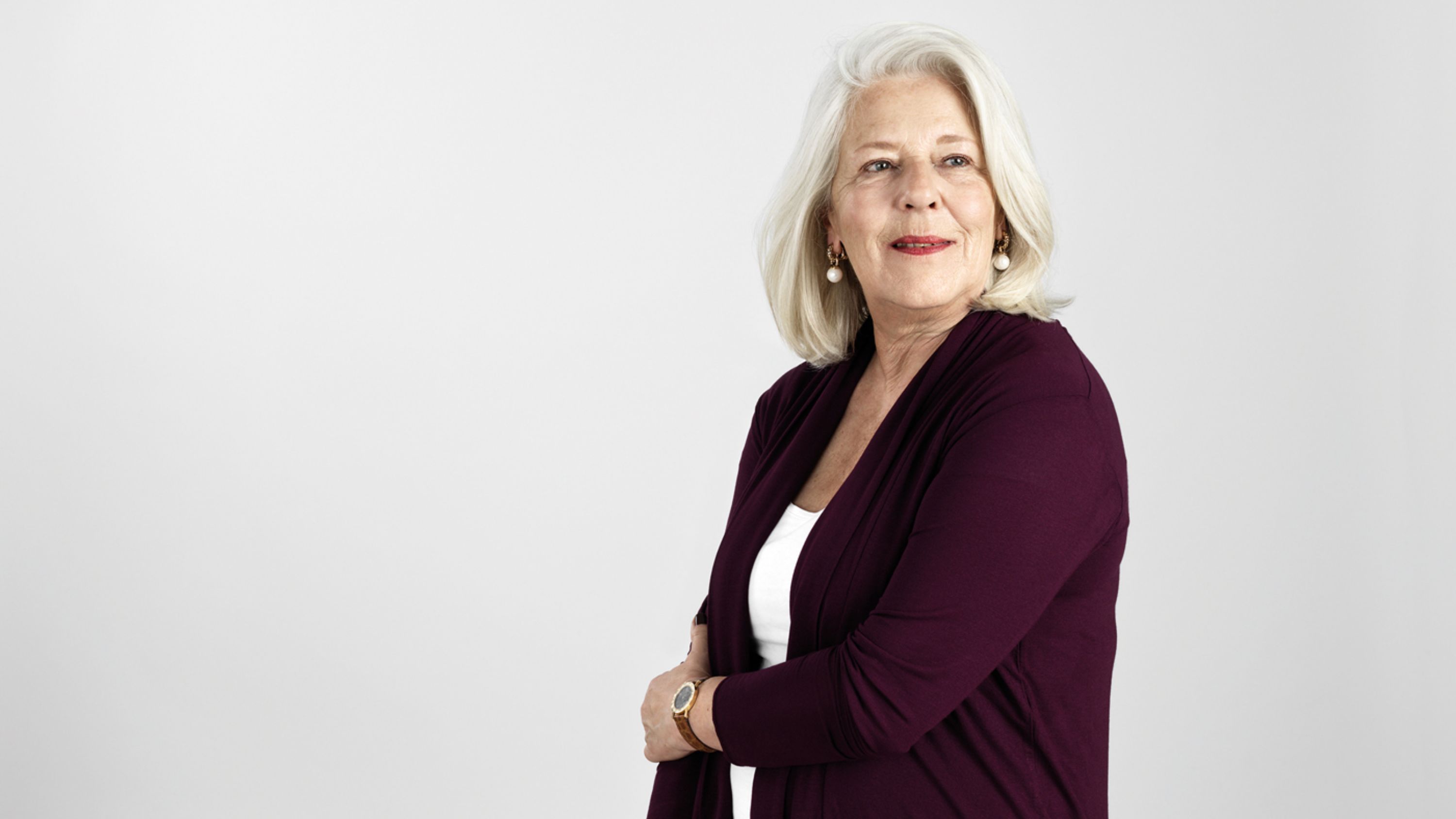 Eine ältere Frau mit verschränkten Armen