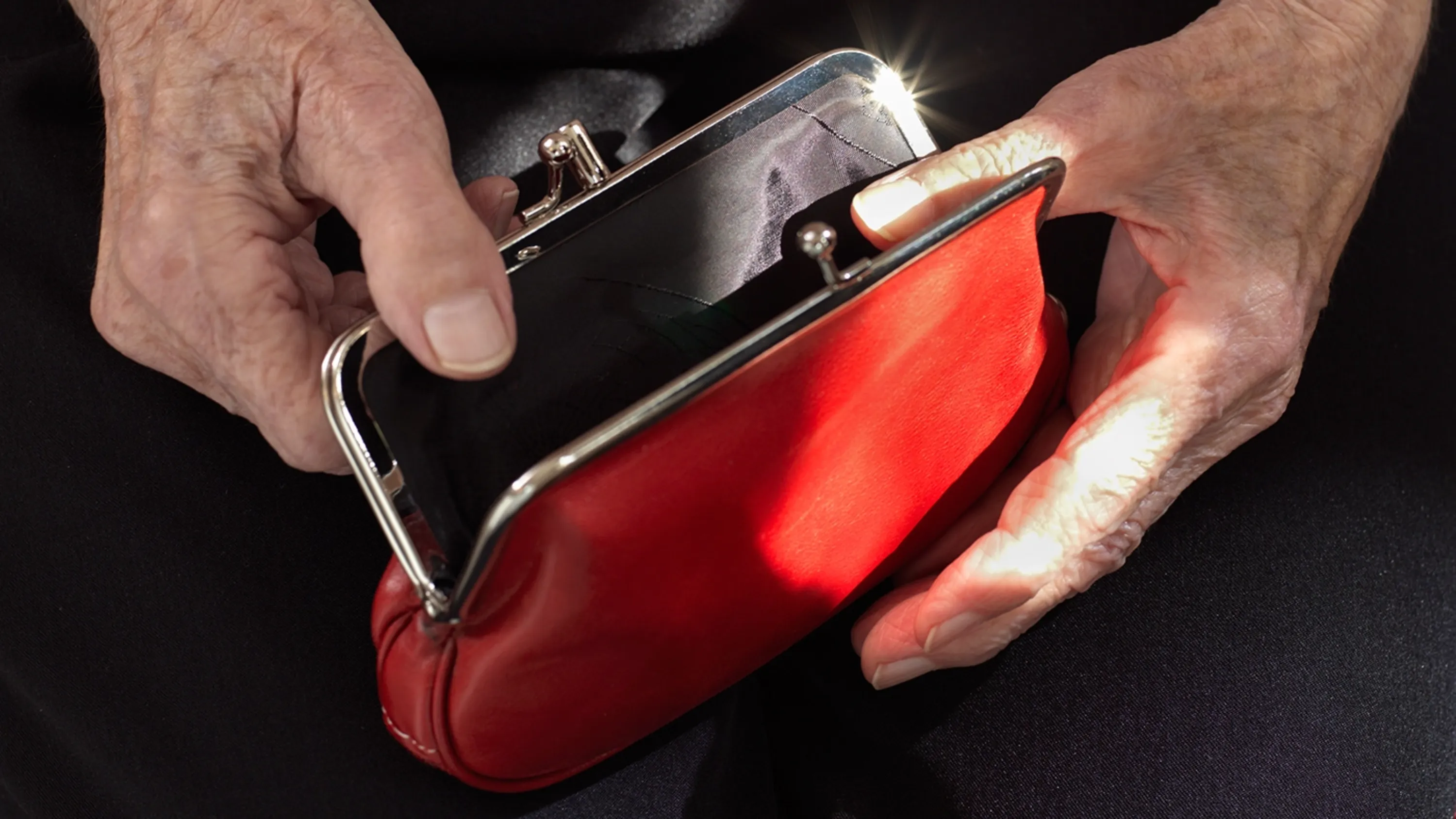 Ein rotes leeres Portemonnaie.