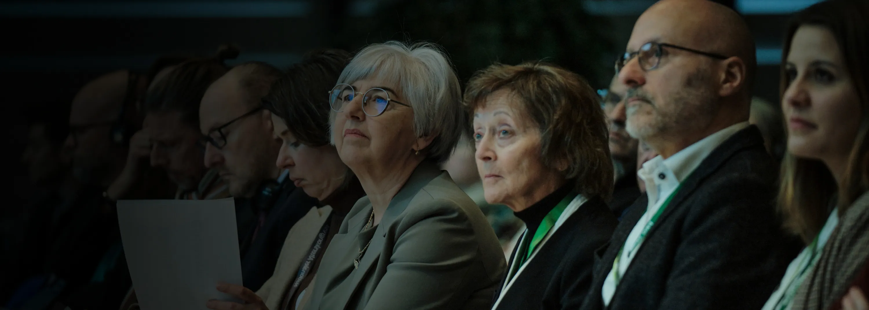 Ein älterer Herr sitzt auf dem Sofa, mit einer Katze im Arm.