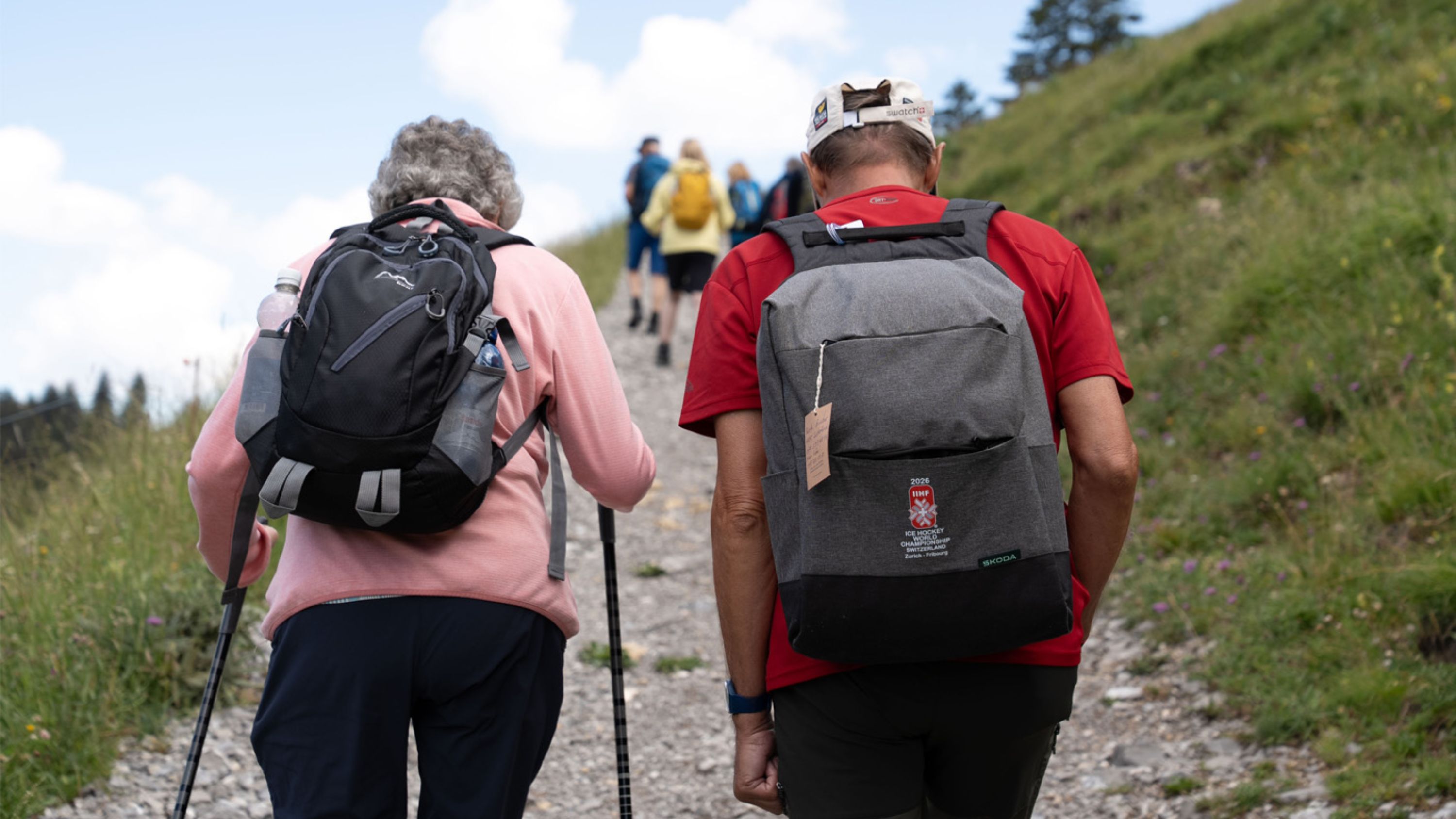 deux personnes qui font de la randonnée