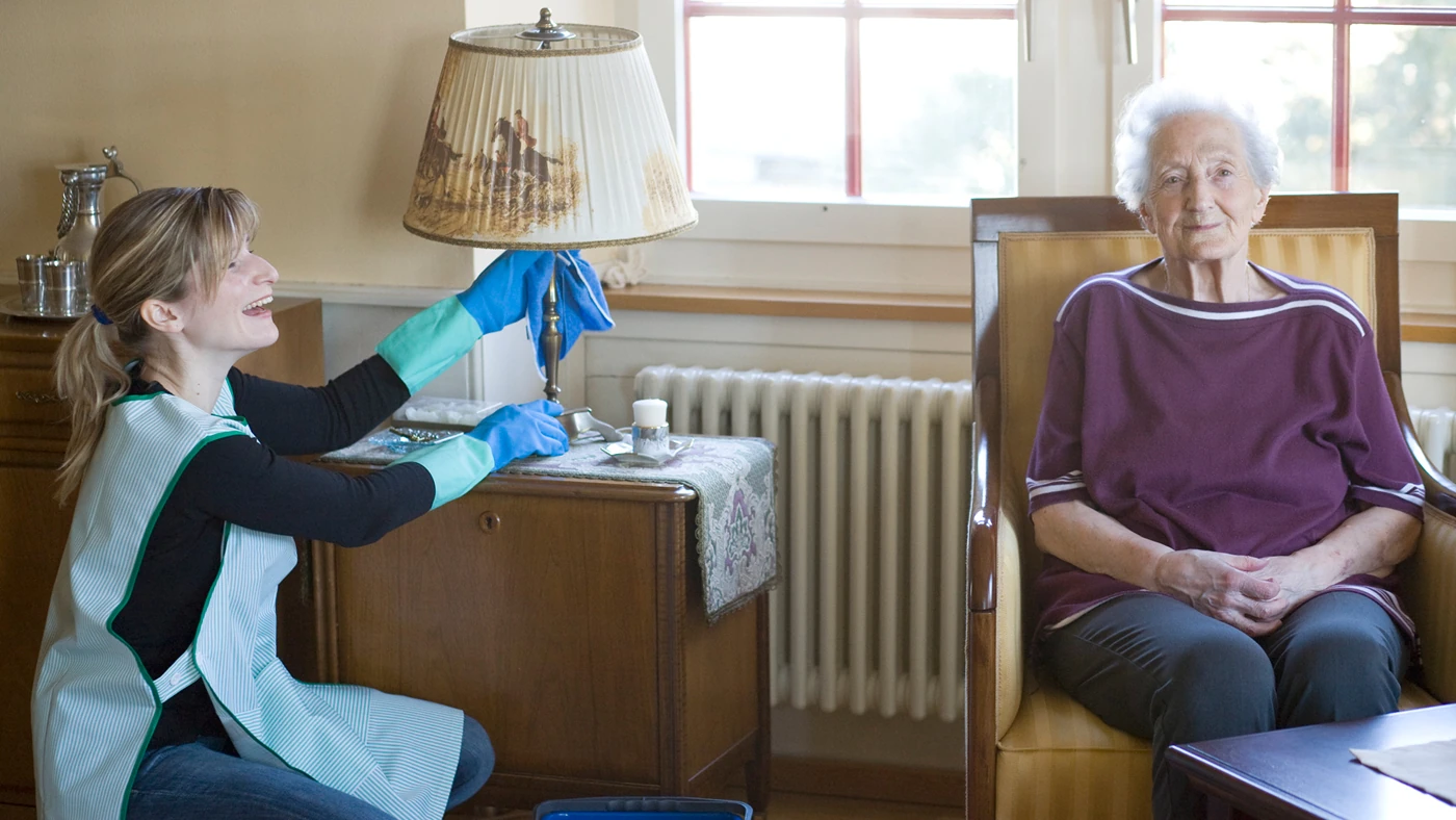 Der Reinigungsdienst von Pro Senectute Schaffhausen zu Besuch bei einer Seniorin